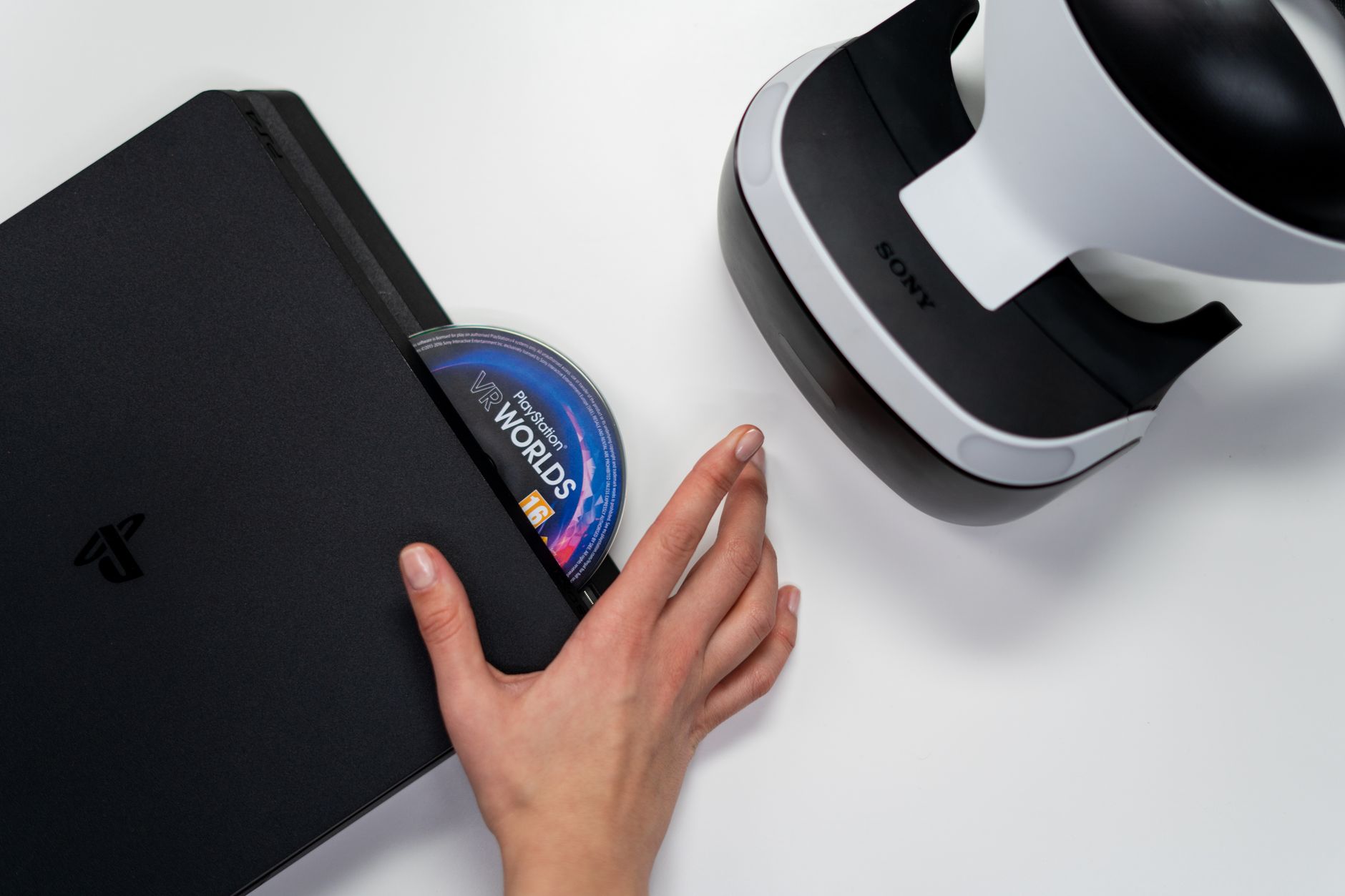 Disques PlayStation arrêtés en 2028 : Shawn Layden défend les 20 % de joueurs qui achètent encore des boîtes