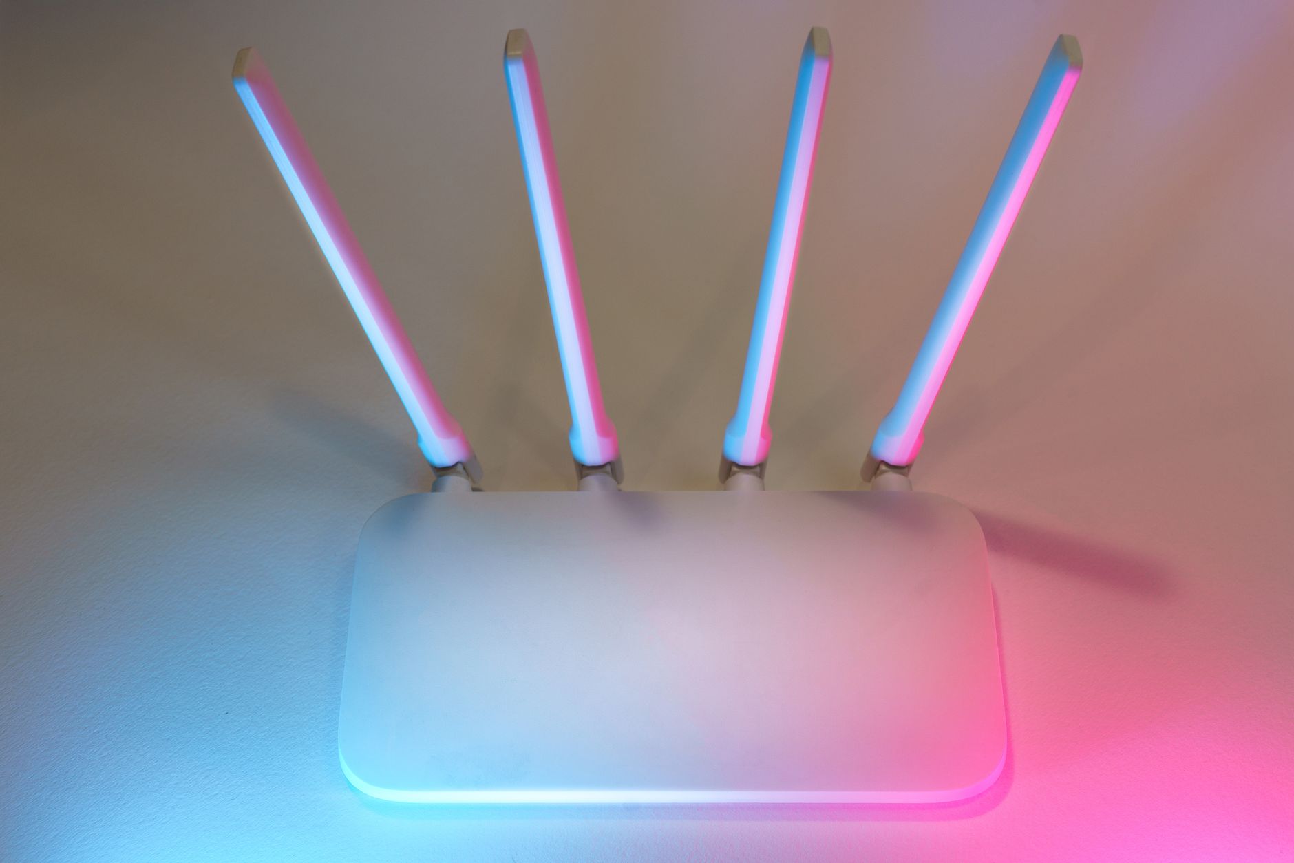Routeur sans fil blanc à quatre antennes, éclairé